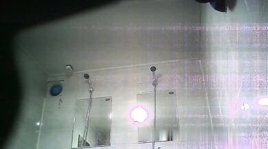 LG电子厂管后勤的男主管在女工浴室偷装监控偷拍几个身材不错的漂亮女工洗澡